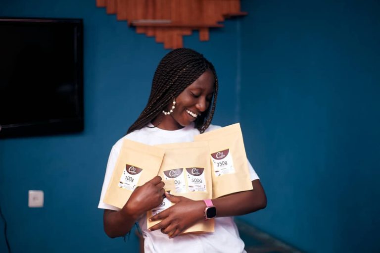 Lysa Atama, une entrepreneure congolaise inspirante, présente ses produits et partage sa vision pour réussir l' entrepreneuriat au Congo.